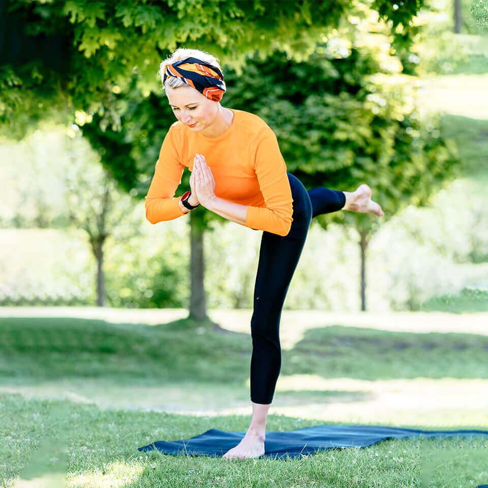 Yoga-Baumhaltung im Park
