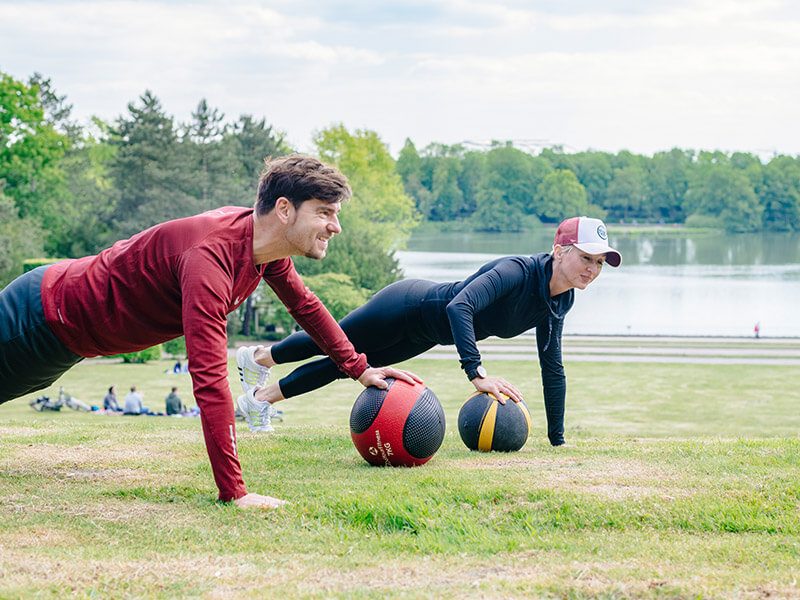 Personal Training mit Medizinbällen am See