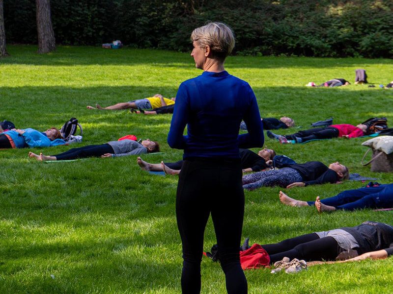 Silke Walner leitet die Yoga-Gruppe