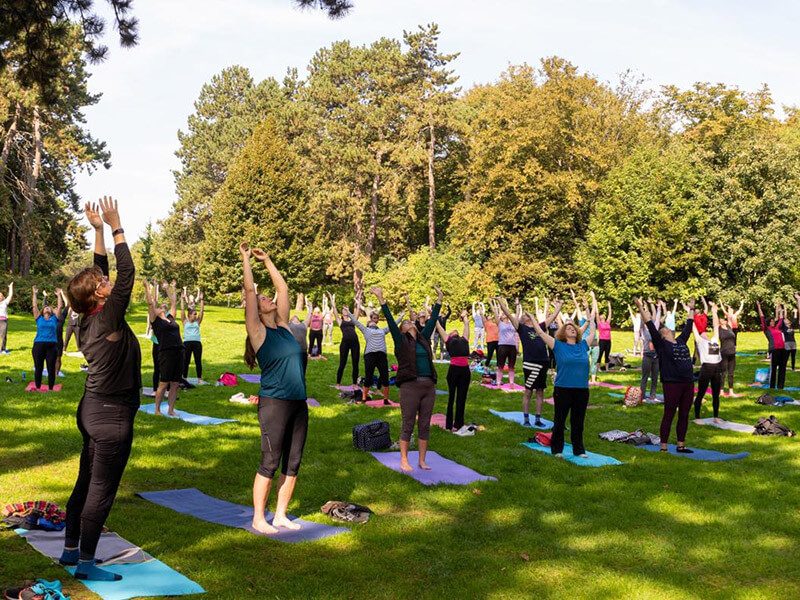 Yoga-Gruppe auf Matten im Park