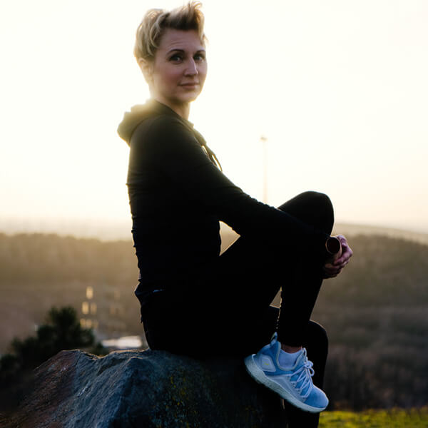 Silke Walner bei Sonnenuntergang auf einem Felsen